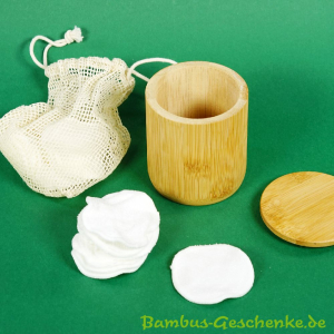 Bambusfasern-Abschmink-Pads im Bambusbehälter mit...